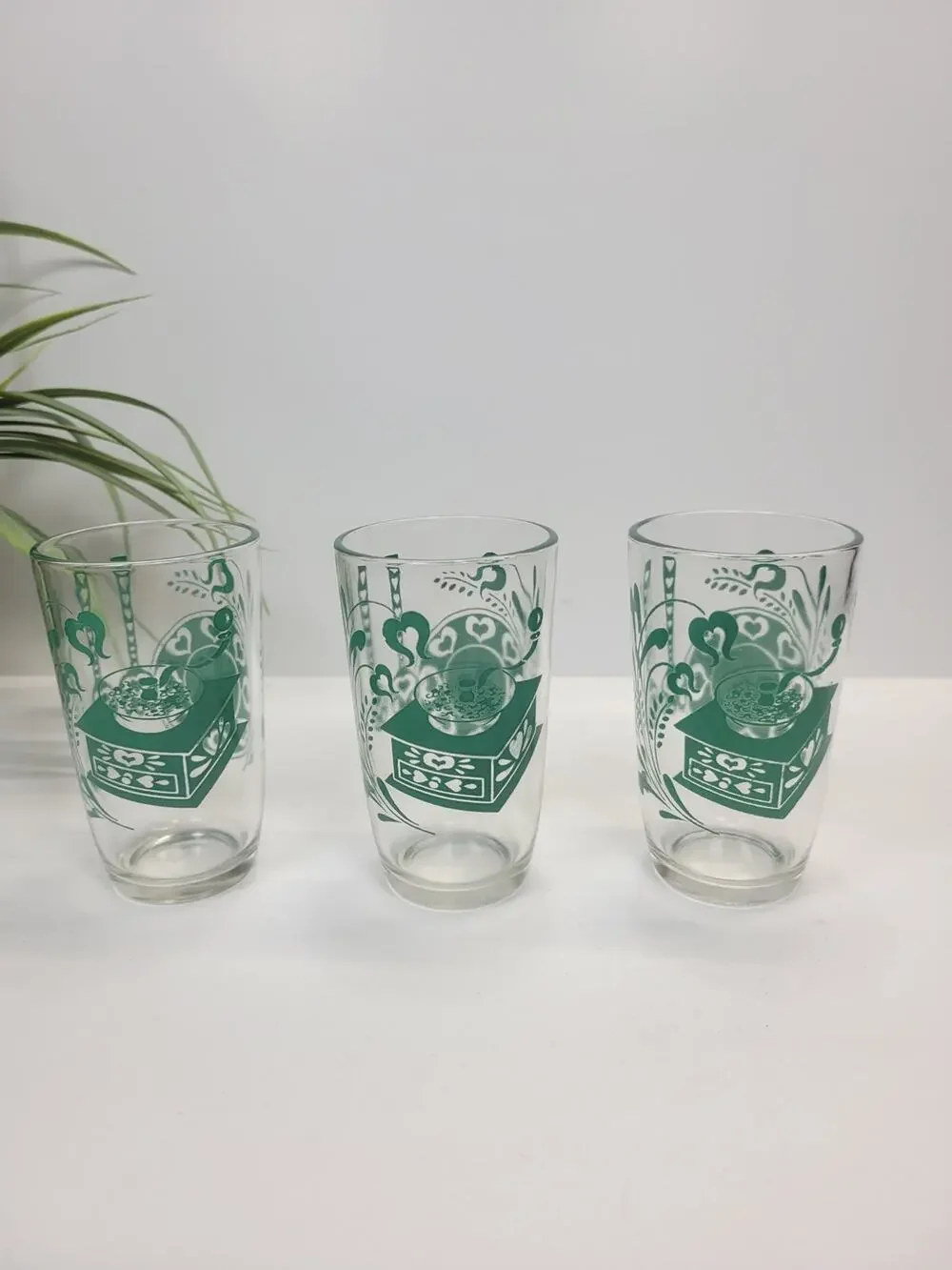 3 Vintage Kraft Swanky Swig Juice Glasses Green Hearts Folk Art Hazel Atlas